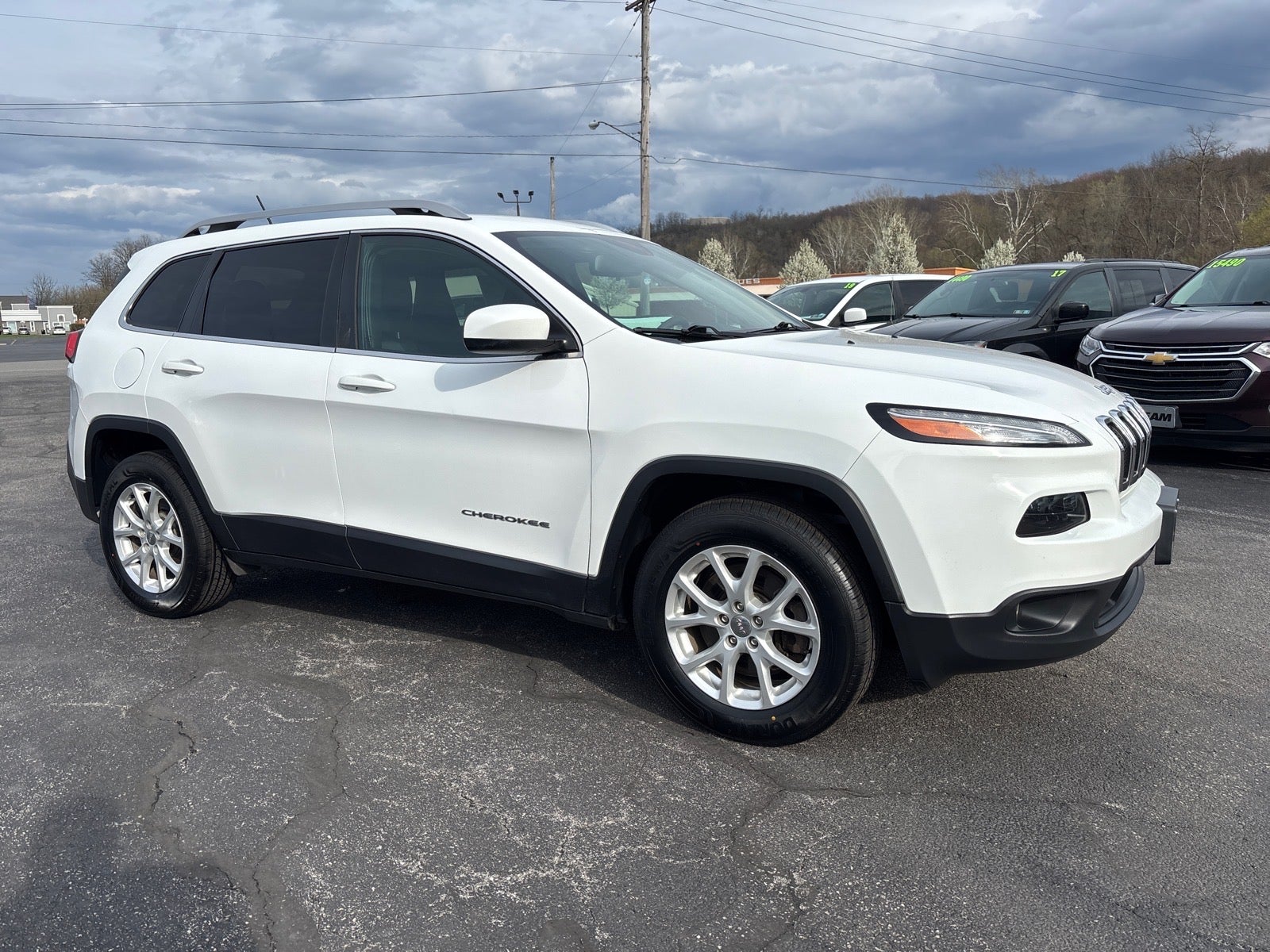 2018 Jeep Cherokee Latitude 4x4 in White — front three-quarter view