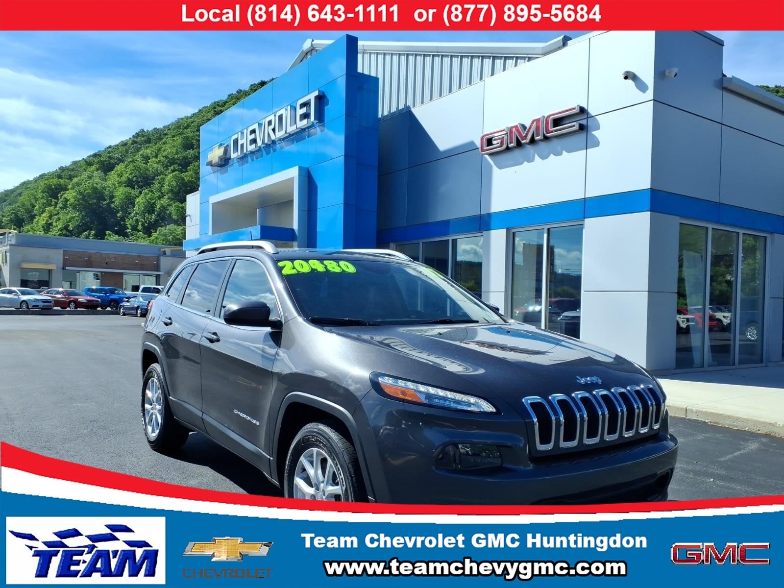 2017 Jeep Cherokee Latitude 4x4 in Gray — front three-quarter view
