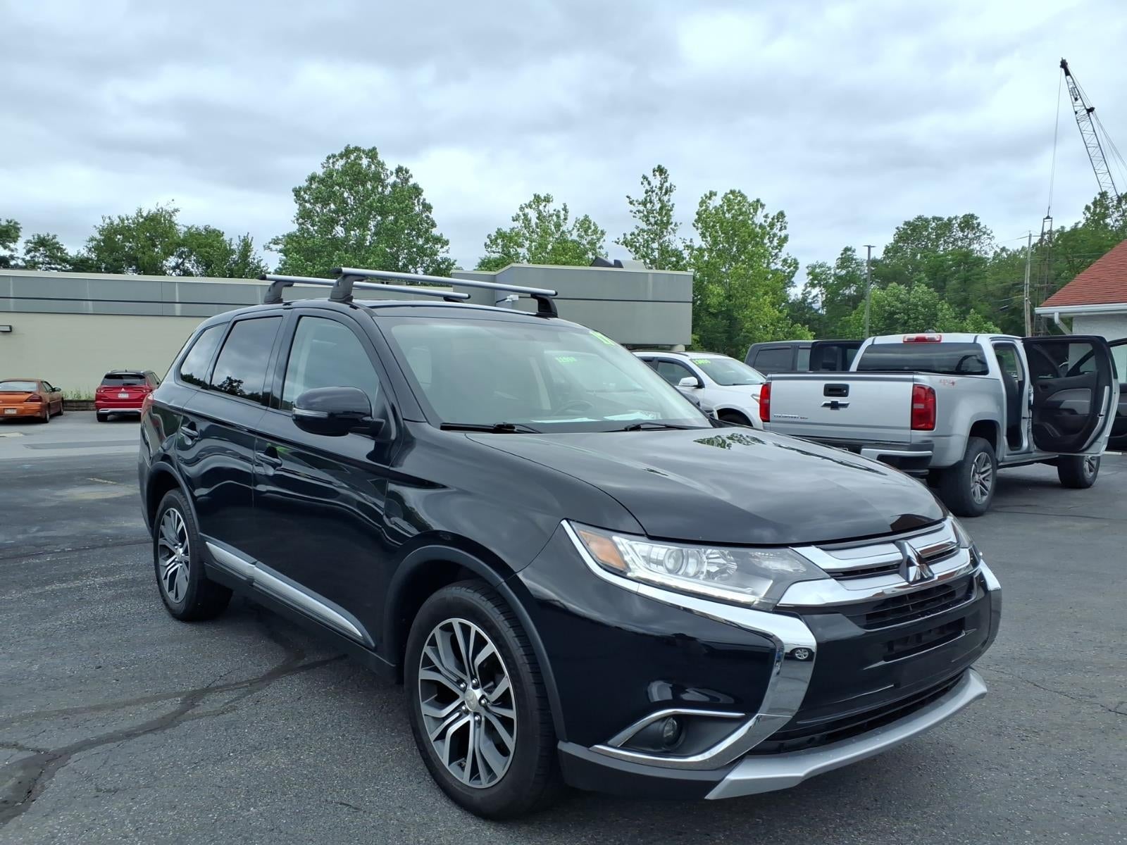2017 Mitsubishi Outlander SE in Black — front three-quarter view